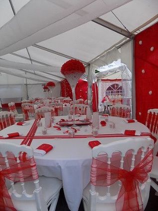 Photo Pinterest - Avec noeud organza et ruban de satin rouge et/ou noire en croix ou juste une ligne