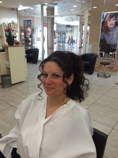 Essai coiffure (j'aime pô les photos !!)