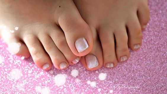 Orteils nude, légèrement pailletés (rappel des ongles)