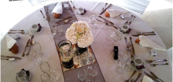 Nappe blanche, chemin de table gris en organza
