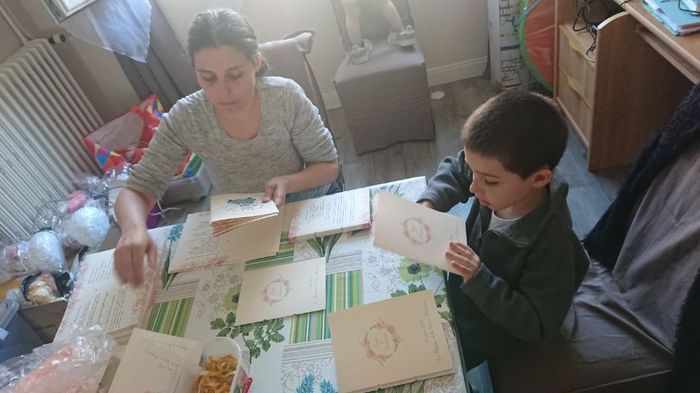 Moi et mon petit garçon (qui portera les alliances) en plein dans les livrets