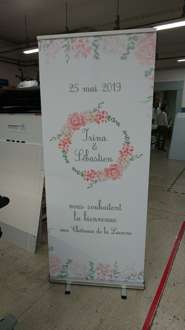 Le panneau d'accueil, lors de l'entrée des invités en arrivant sur le domaine (à la sorite du parkin