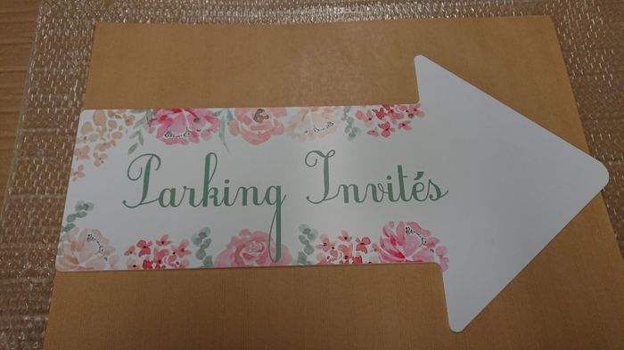 La flèche pour que les invités aillent vers le grand parking et pas le nôtre