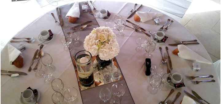 Nappe blanche, chemin de table gris en organza