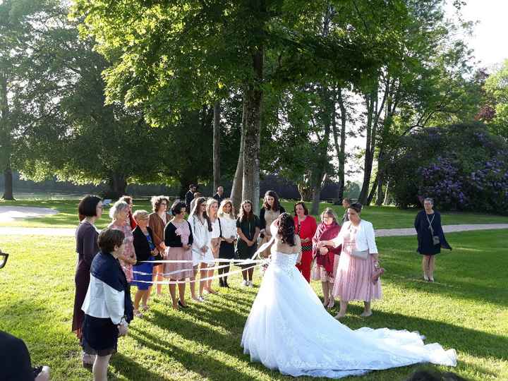 On appelle les demoiselles et on distribue les rubans