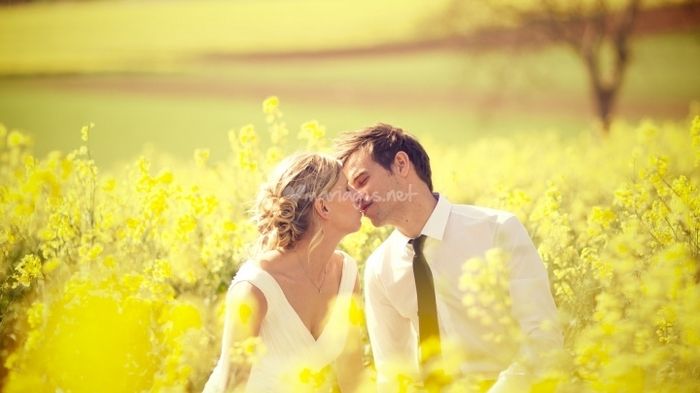 Photo de couple dans les champs