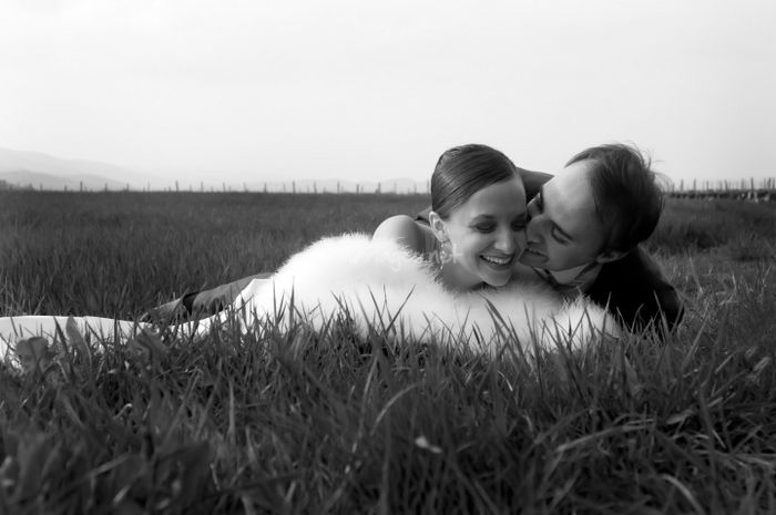 Photo de couple dans les champs