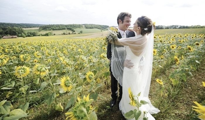 Photo de couple dans les champs
