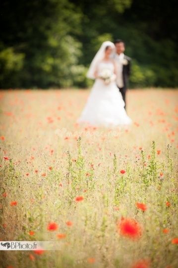 Photo de couple dans les champs