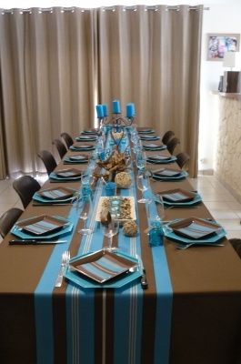Table turquoise et chocolat