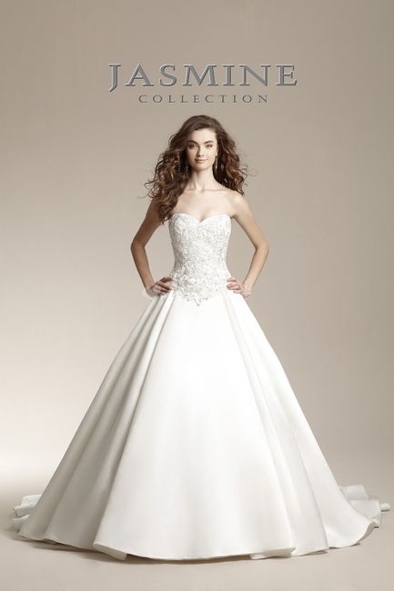 La robe de mariée du 5 avril 2013 est...