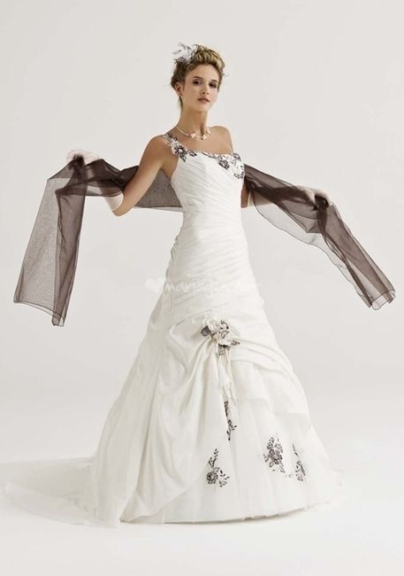 La robe de mariée du 10 avril 2013 est...