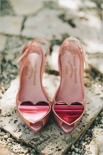 Votez pour vos chaussures préférées et la photo la plus likée sera l'image du jour sur facebook ;)