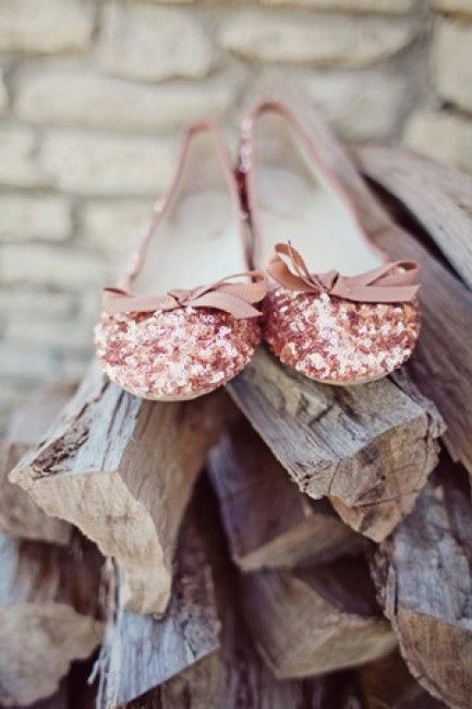 Votez pour vos chaussures préférées et la photo la plus likée sera l'image du jour sur facebook ;)
