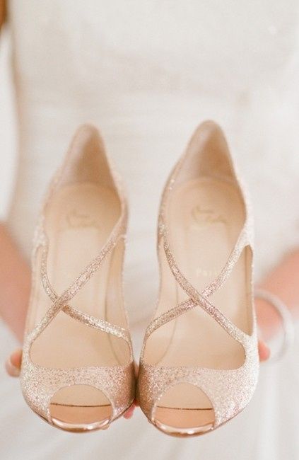 Votez pour vos chaussures préférées et la photo la plus likée sera l'image du jour sur facebook ;)