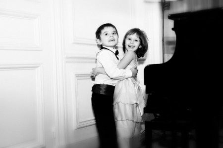 Enfants qui jouent au mariage 