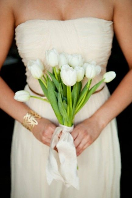Je commence avec deux bouquets blancs et un seul type de fleurs. C'est facile !!!