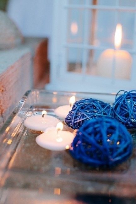 Bougies flottantes et boules en rotin bleues