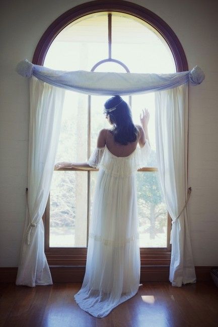 Photos de la mariée regardant par la fenêtre