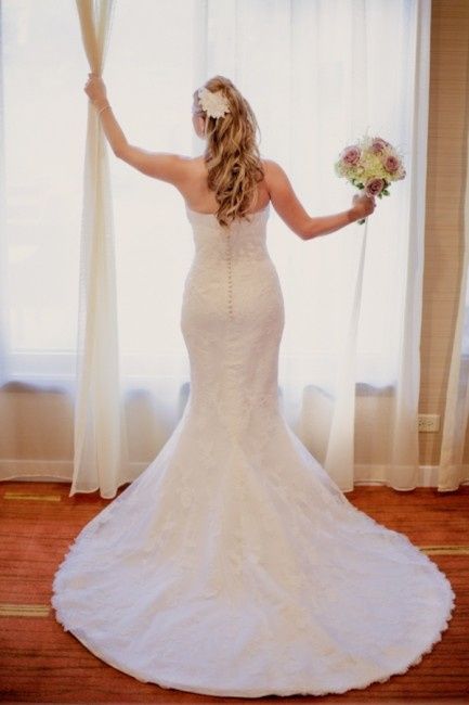 Photos de la mariée regardant par la fenêtre
