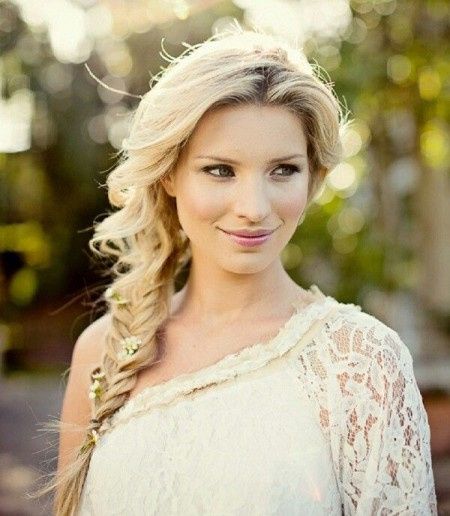 Votez pour votre coiffure avec fleur préférée !