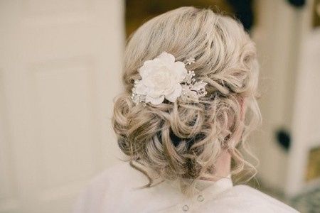 Votez pour votre coiffure avec fleur préférée !