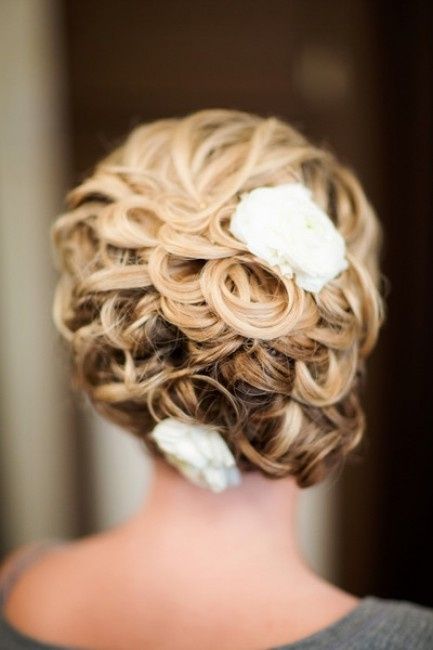 Votez pour votre coiffure avec fleur préférée !