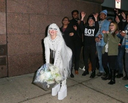 Si vous avez loupé le look de mariée de lady GaGa, le voilà !!