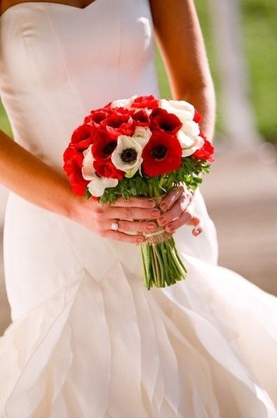 8 bouquets de mariées rouges et blancs: votez pour votre préféré !
