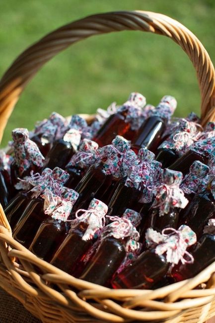 Mini bouteilles de vin aux invités