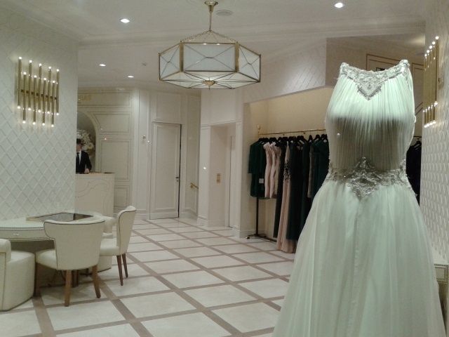 A, B ou C ? Vitrine magasin Pronovias Barcelone