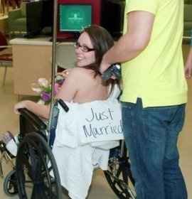 Elle se marie à l'hôpital !