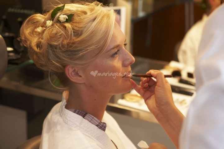 Coiffures de mariée avec fleur fraîche