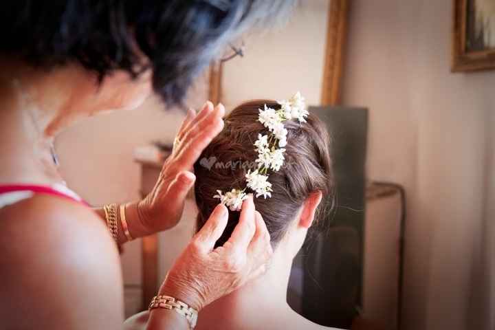 Coiffures de mariée avec fleur fraîche