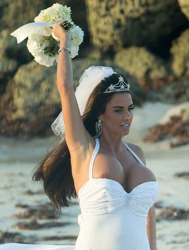 Katie Price lance son bouquet un sein à l'air !