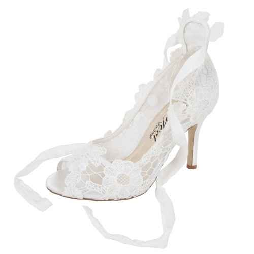 Chaussures de mariage en dentelle ivoire.
