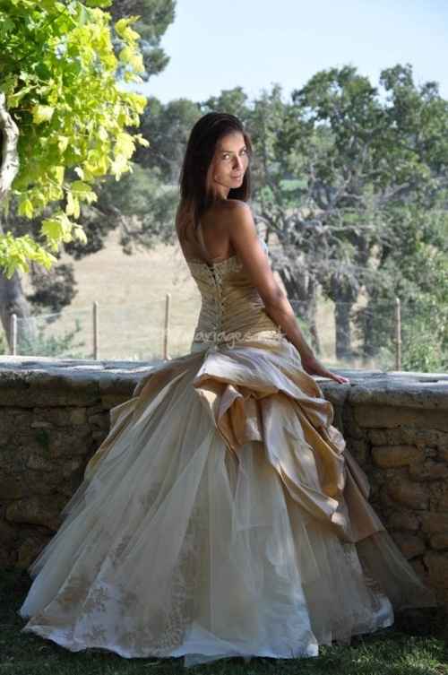 La robe de mariée du 5 février est...