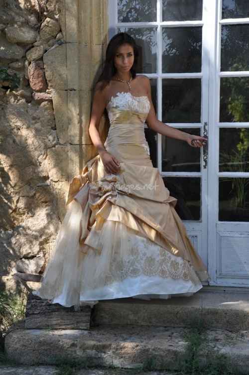 La robe de mariée du 5 février est...