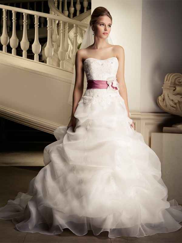 La robe de mariée du 11 février est...