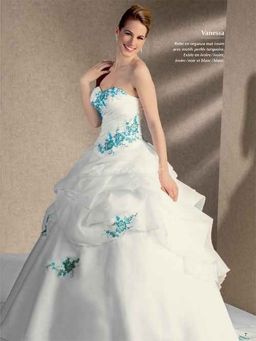 La robe de mariée du 12 février 2013 est...