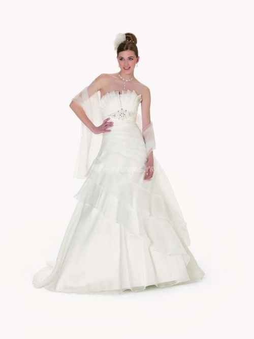 La robe de mariée du 19 février 2013 est...