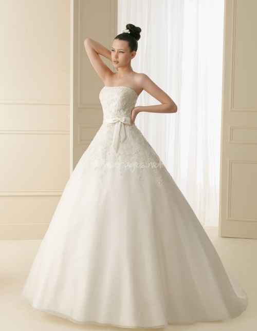 La robe de mariée du 20 février 2013 est...