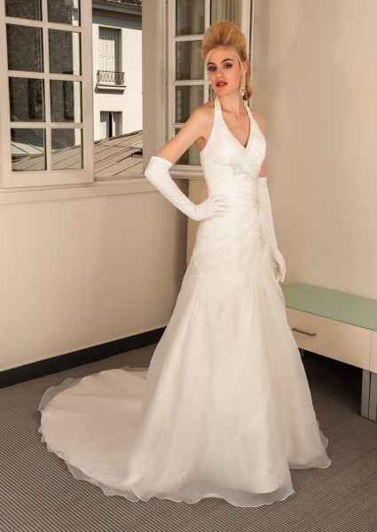 La robe de mariée du 5 mars 2013 est...