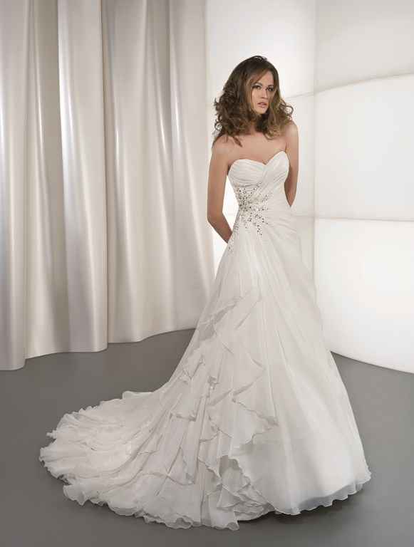La robe de mariée du 11 mars 2013 est...