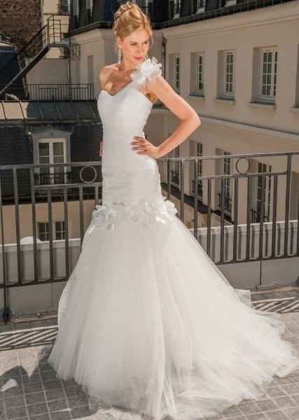 La robe de mariée du 15 mars 2013 est..