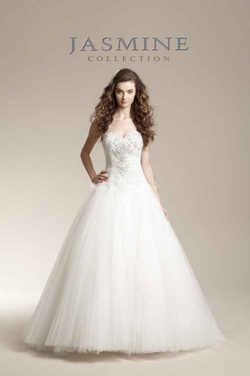 La robe de mariée du 5 avril 2013 est...