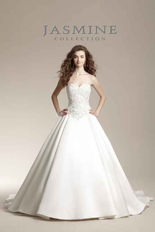 La robe de mariée du 5 avril 2013 est...