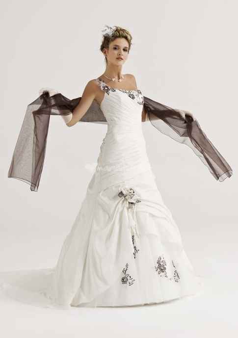 La robe de mariée du 10 avril 2013 est...
