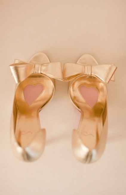 Votez pour vos chaussures préférées et la photo la plus likée sera l'image du jour sur facebook ;)