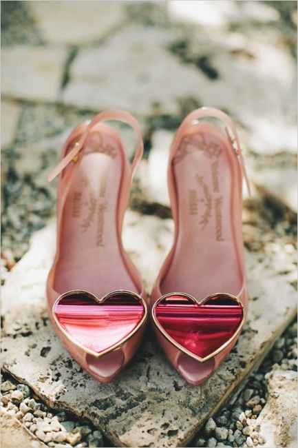 Votez pour vos chaussures préférées et la photo la plus likée sera l'image du jour sur facebook ;)